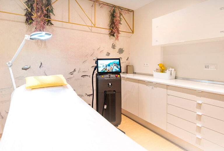 Sala centro estético Aroma con pared con fondo marino y laser para tratamiento
